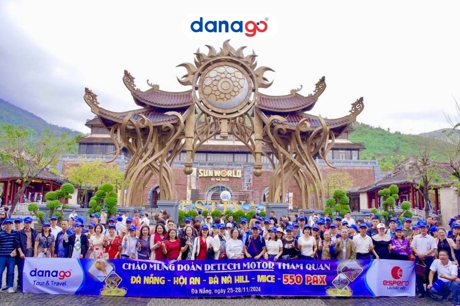 Đoàn khách check-in Cổng Thời Gian TOUR BÀ NÀ HILL 1 NGÀY
