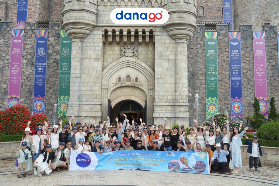 Đoàn khách tham quan Lâu Đài Mặt Trăng TOUR BÀ NÀ HILL 1 NGÀY