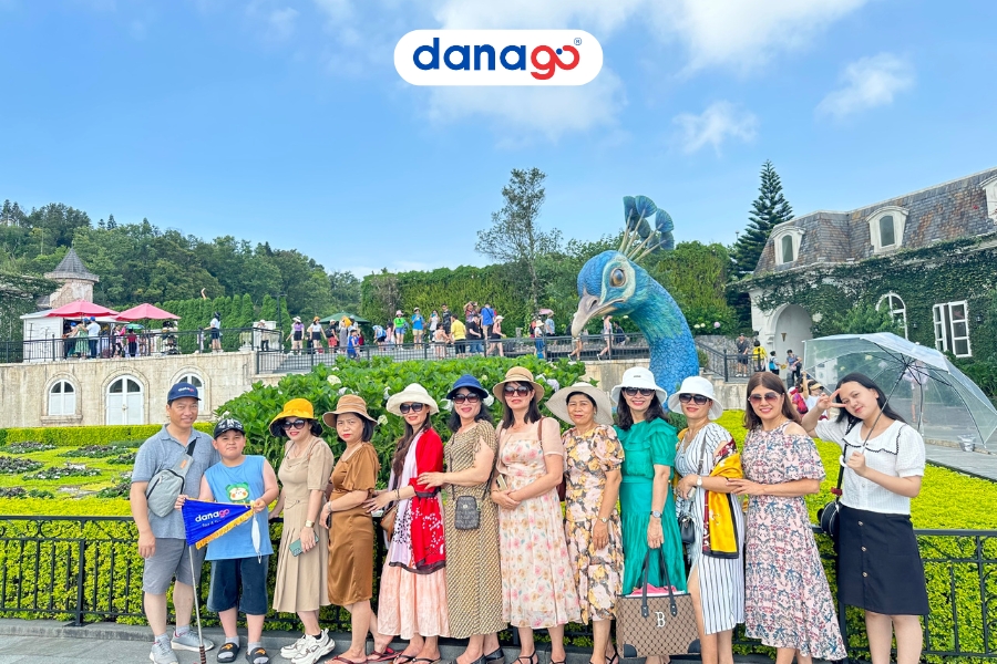 Đoàn khách tham quan Vườn Hoa TOUR BÀ NÀ HILL 1 NGÀY