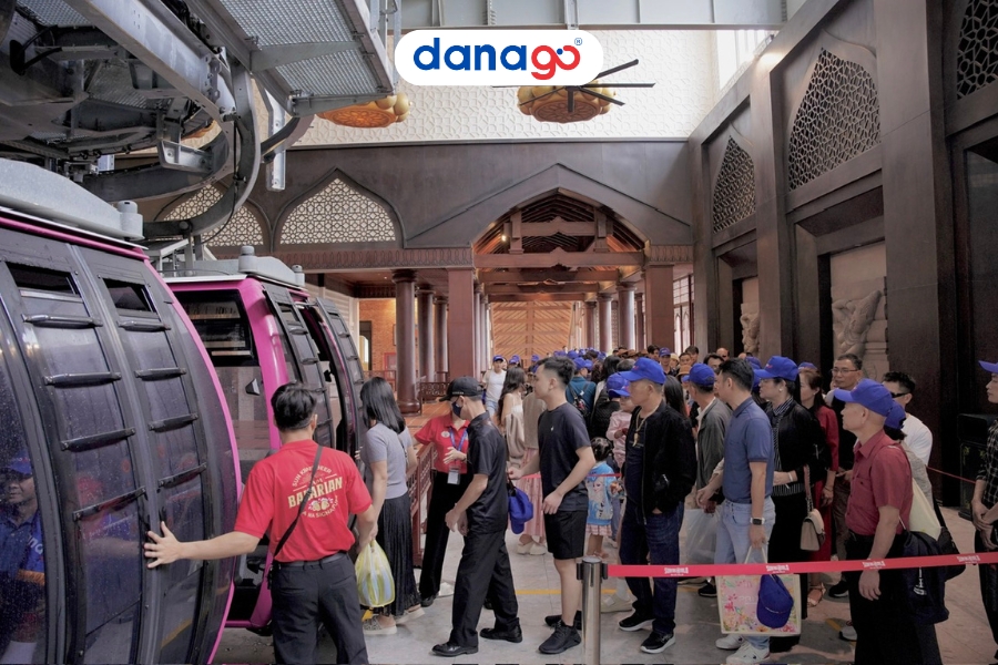 Đoàn khách DANAGO di chuyển vào cabin Cáp treo TOUR BÀ NÀ HILL 1 NGÀY