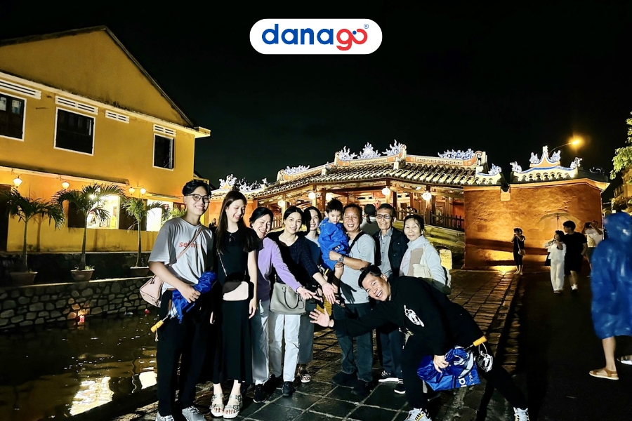 Đoàn khách ghé thăm chùa Cầu tại Hội An TOUR HỘI AN 1 NGÀY