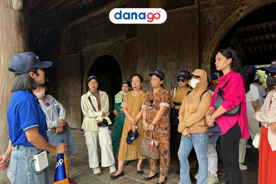 Hướng dẫn viên của DANAGO thuyết minh cho đoàn khách TOUR HUẾ 1 NGÀY DANAGO