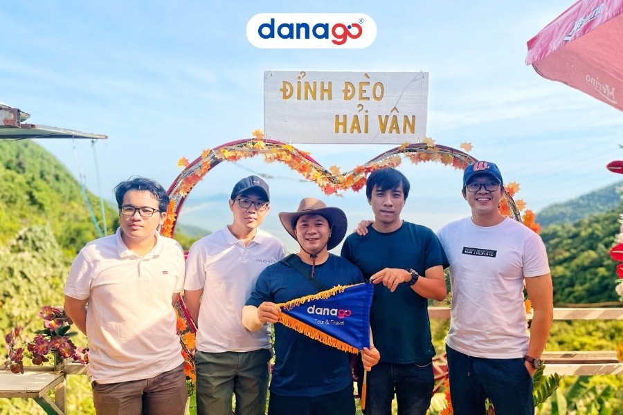 Đoàn khách của DANAGO tham quan đỉnh Huế tại đèo Hải Vân