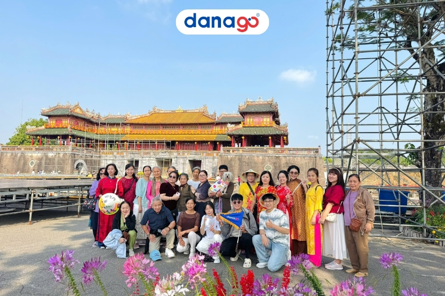 Đoàn khách DANAGO check-in cổng Ngọ Môn