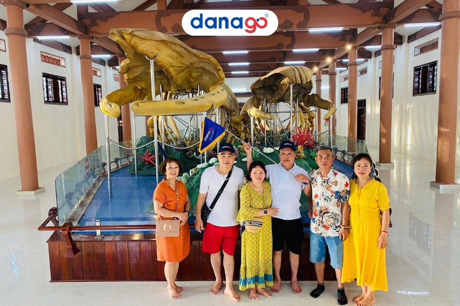 Tham quan nhà trưng bày Bộ xương Cá Ông trên đảo Lý Sơn Tham quan nhà trưng bày Bộ xương Cá Ông trên đảo Lý Sơn