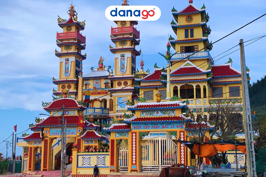 Một góc Tòa Thánh Thất Lý Sơn được nhìn từ xa Một góc Tòa Thánh Thất Lý Sơn được nhìn từ xa
