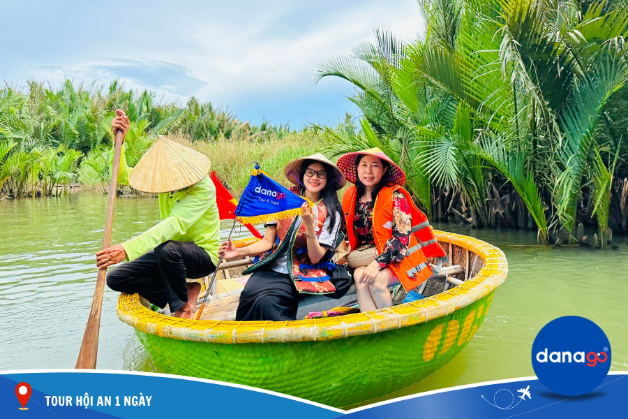 Hướng dẫn viên của Công ty du lịch Đà Nẵng uy tín DANAGO Hướng dẫn viên của Công ty du lịch Đà Nẵng uy tín DANAGO