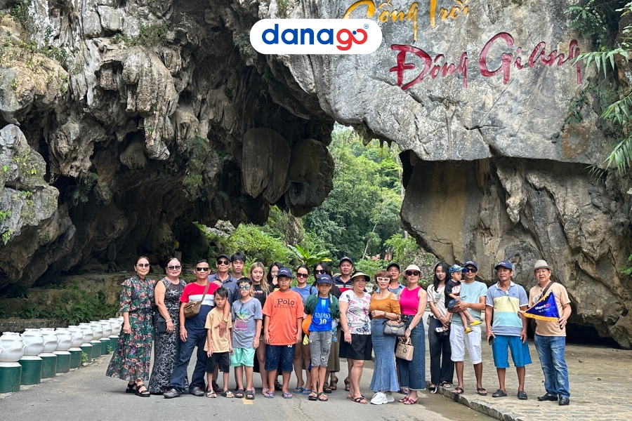Đoàn gia đình check-in Cổng Đá Cổng Trời Đông Giang Đoàn gia đình check-in Cổng Đá Cổng Trời Đông Giang