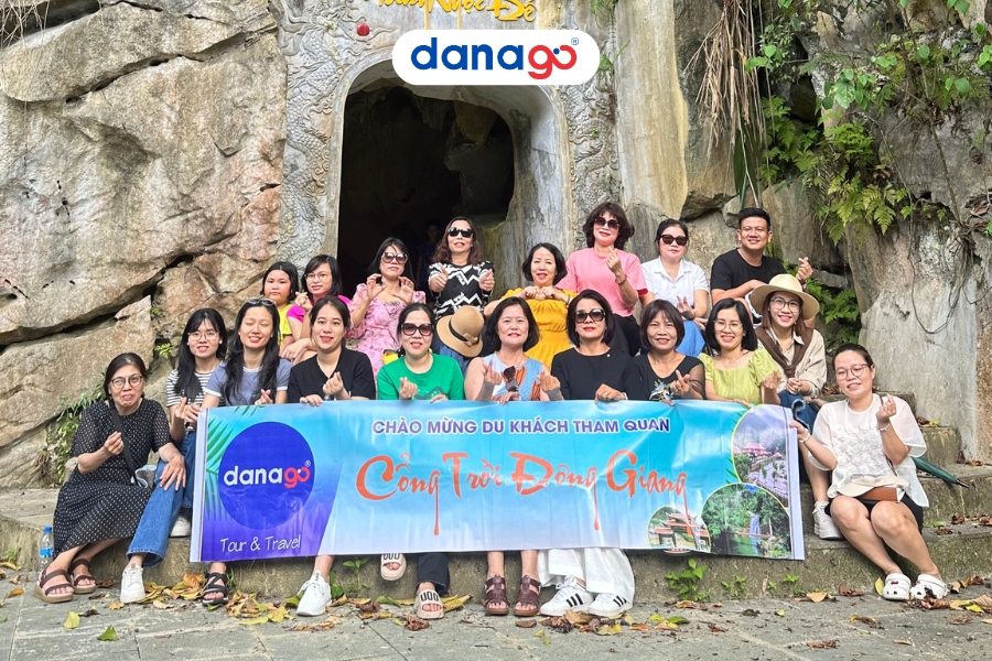 Tham quan hang Ngọc Đế trong tour Cổng Trời Đông Giang Hang Ngọc Đế Cổng Trời Đông Giang