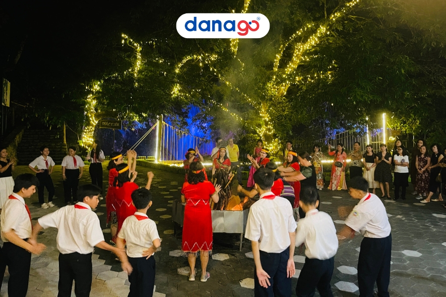 Du khách nhảy lửa trong tour Cổng Trời Đông Giang của DANAGO Du khách nhảy lửa trong tour Cổng Trời Đông Giang của DANAGO