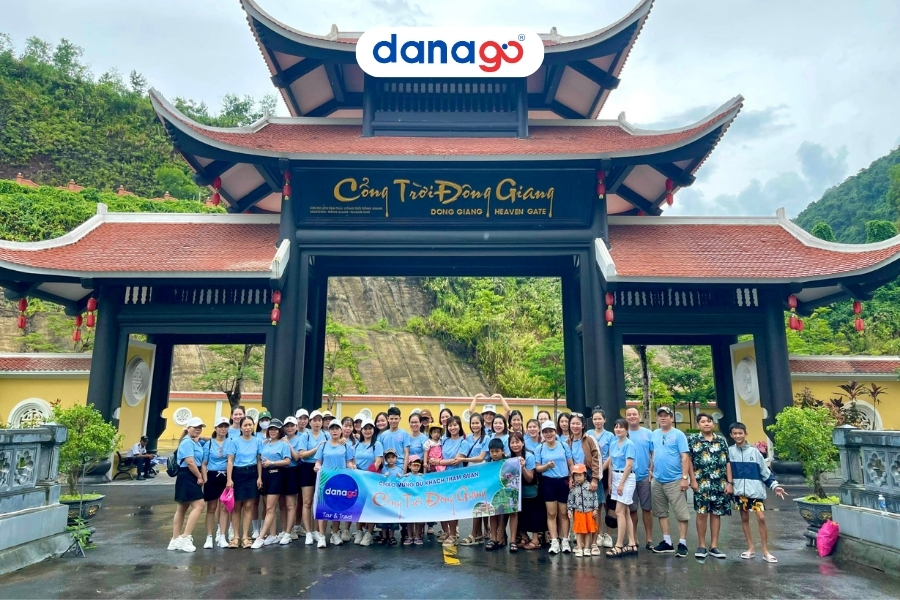 Đoàn công ty tham quan Cổng Trời Đông Giang Tour Cổng Trời Đông Giang