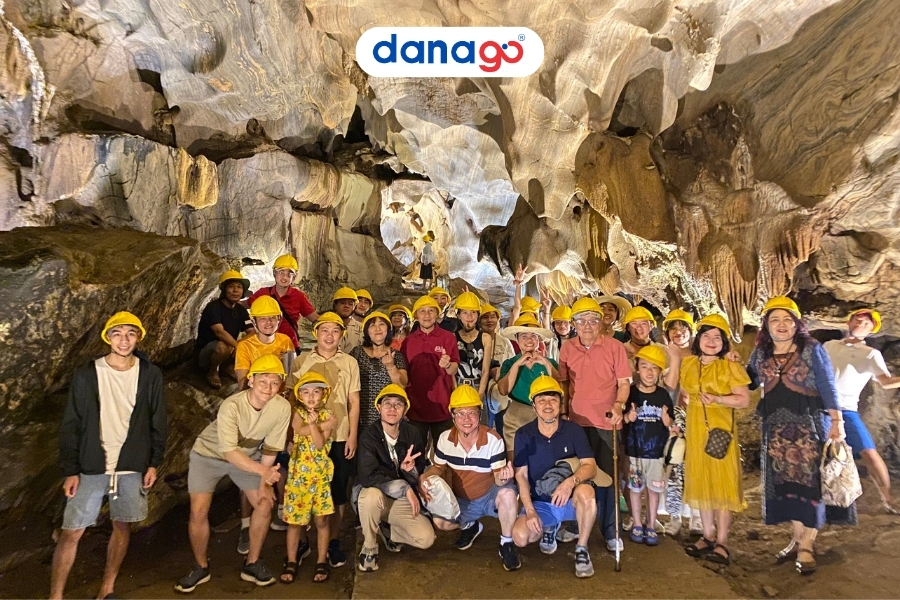 Tham quan Động Tiên Cung trong tour Cổng Trời Đông Giang Động Tiên Cung Cổng Trời Đông Giang