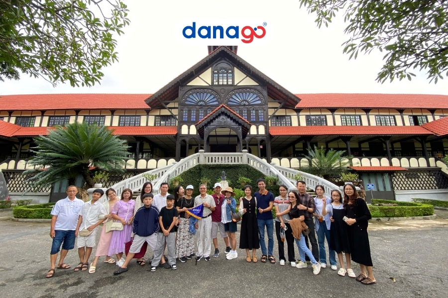 Đoàn khách của DANAGO tham quan nhà Gỗ