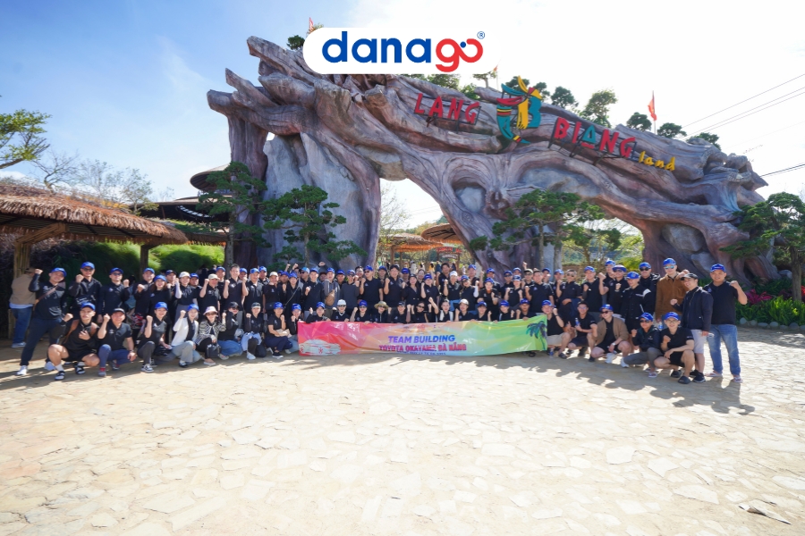 Check-in cổng Langbiang Land của đoàn Toyota
