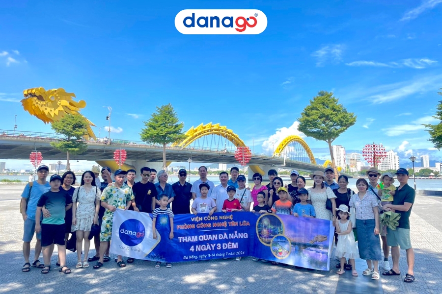 Đoàn khách của DANAGO chụp ảnh tại Cầu Rồng