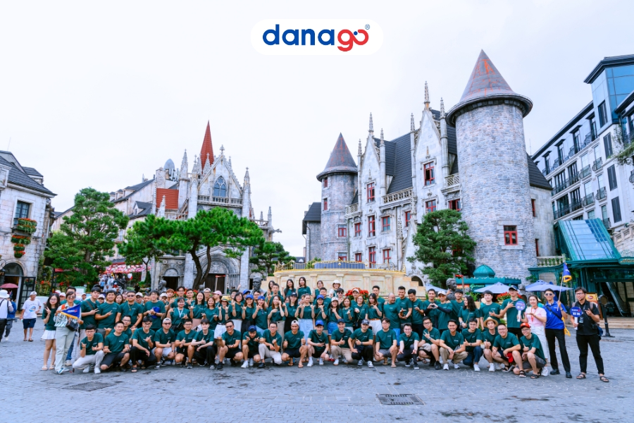 Tour du lịch Đà Nẵng - Đoàn khách check-in Làng Pháp TOUR DU LỊCH ĐÀ NẴNG