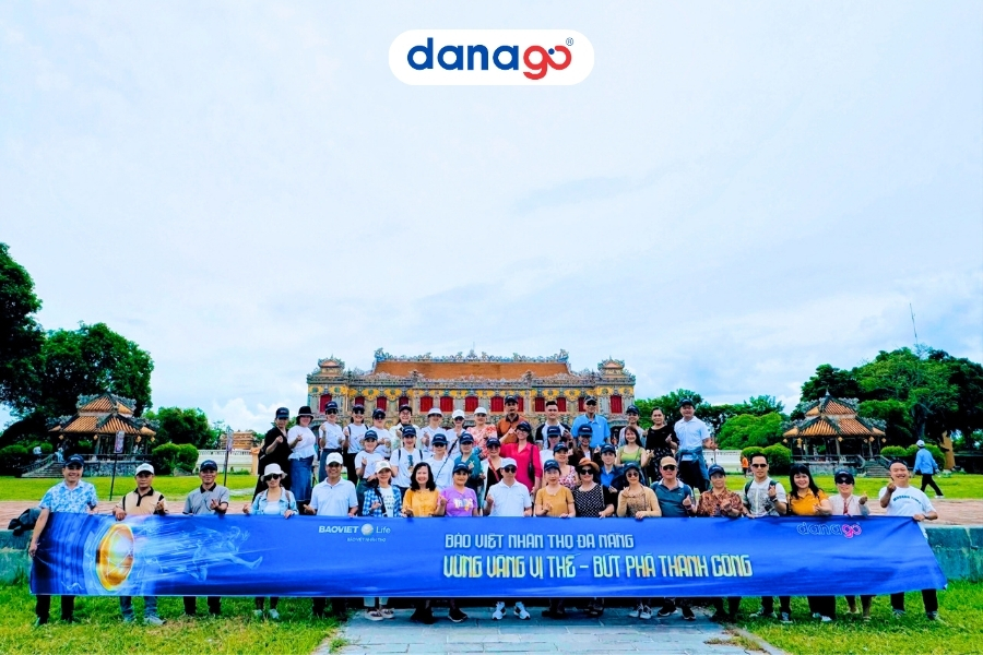Du khách của DANAGO tham quan Điện Kiến Trung TOUR DU LỊCH ĐÀ NẴNG