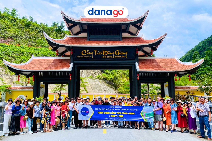 Đoàn khách check-in Cổng Trời Đông Giang Đoàn khách check-in Cổng Trời Đông Giang