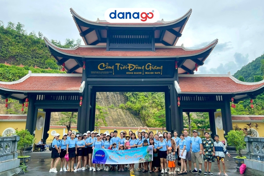 Du khách tham quan Cổng Trời Đông Giang Du khách tham quan Cổng Trời Đông Giang