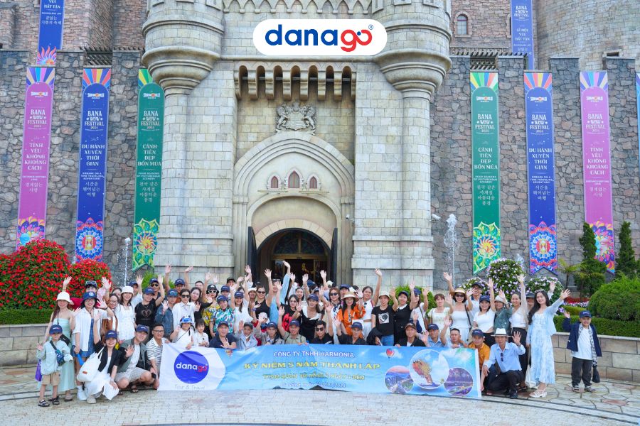 Du khách của DANAGO tham quan Lâu Đài Mặt Trăng VÉ BÀ NÀ HILL